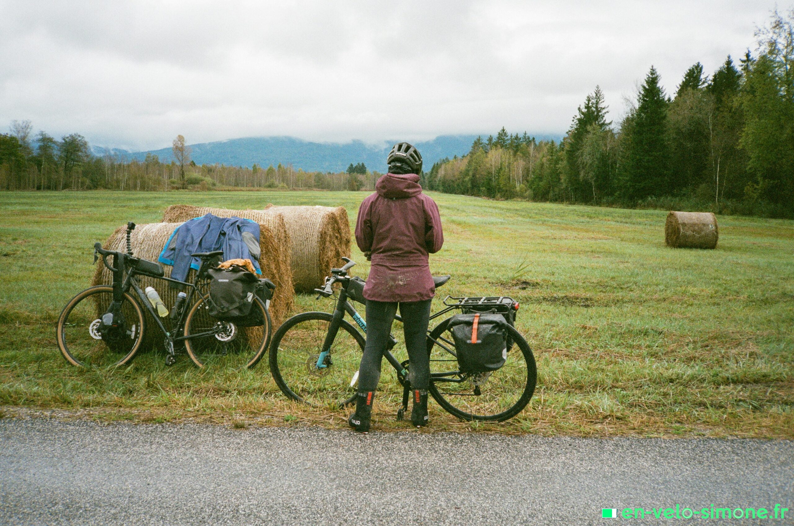 meilleur vélo de randonnée électrique - en-velo-simone.fr - voyage à vélo