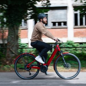 Découvrir le Beaujolais à vélo : Un voyage suspendu entre vignobles, villages dorés et vallons secrets