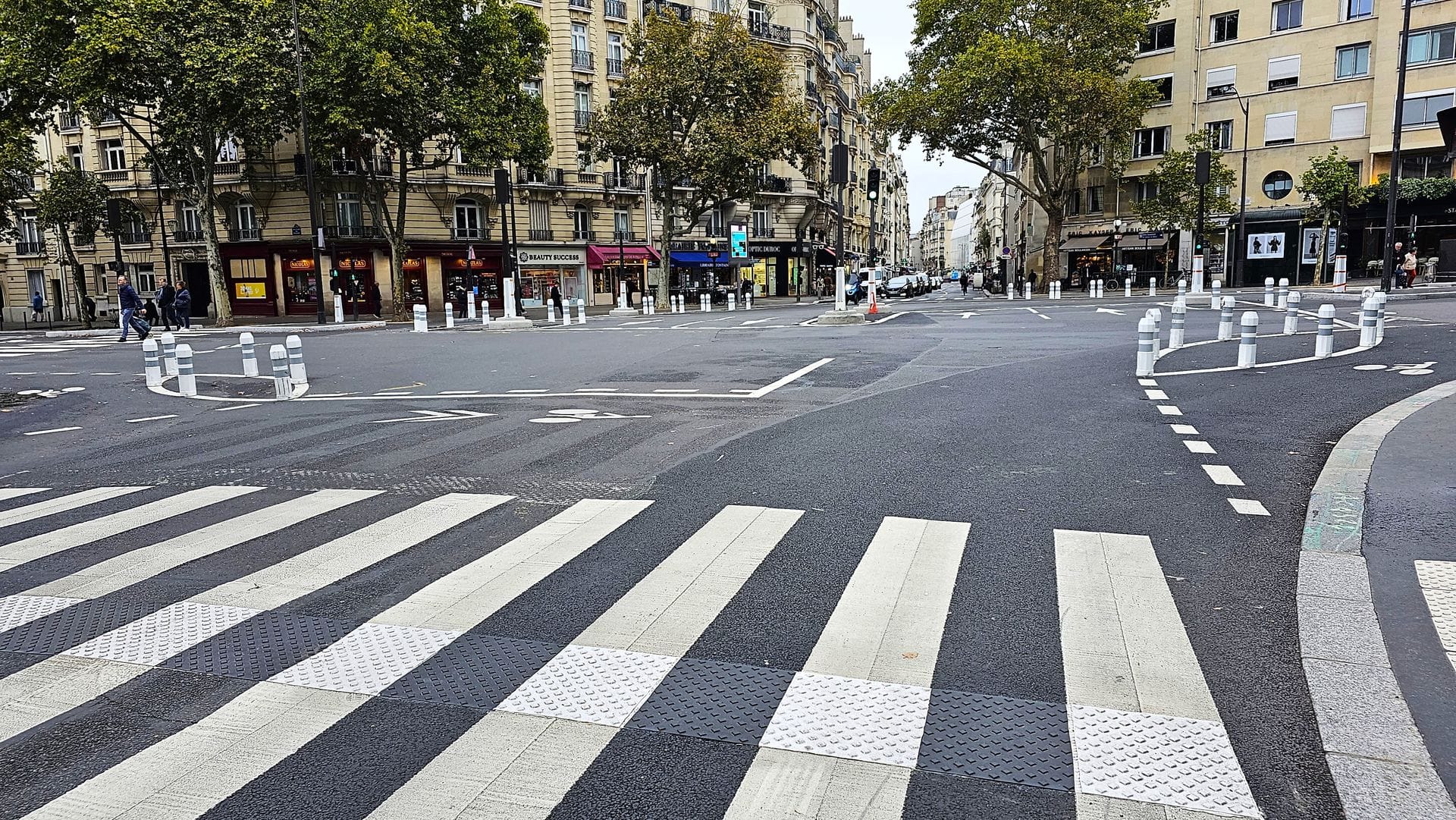 Les ronds-points à l'hollandaise débarquent à Paris - Actualité 1 Rond-point à l'hollandaise place Léon-Paul Fargue à Paris en 2025, nouvel aménagement cyclable inspiré des Pays-Bas
