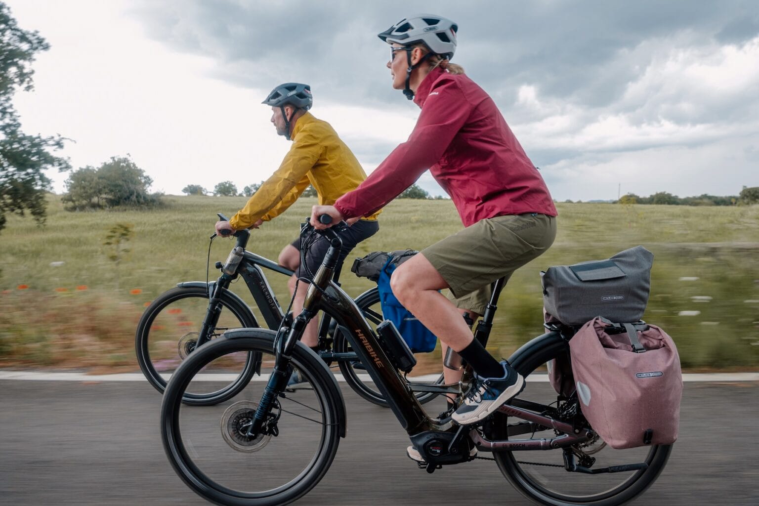 Bosch eBike Flow 1.30 : la mise à jour qui révolutionne votre expérience vélo électrique - Actualité 1 Deux cyclistes en route avec des vélos électriques Bosch Smart System, illustrant la mise à jour eBike Flow 1.30