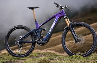 Giant Reign Advanced E+ 2025 VTT électrique enduro en carbone sur sentier de montagne