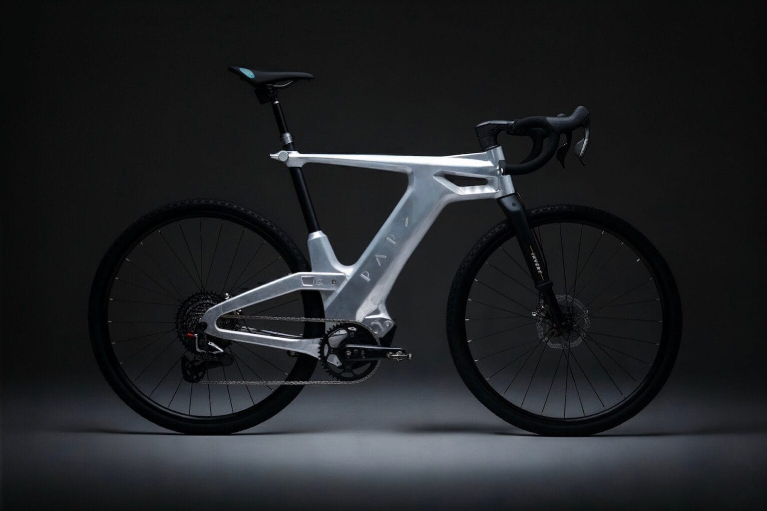 Impervia : le gravel électrique au design futuriste - Actualité 1 Gravel électrique Impervia au cadre carbone brut futuriste, 15 kg