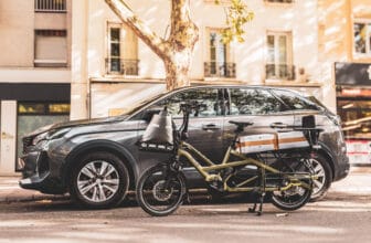 Mobilité urbaine avec vélos, trottinettes et voiturettes dans la ville moderne - en-velo-simone.fr