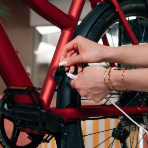 Vers un chargeur universel pour vélos électriques : l’Europe face à la pression des ONG