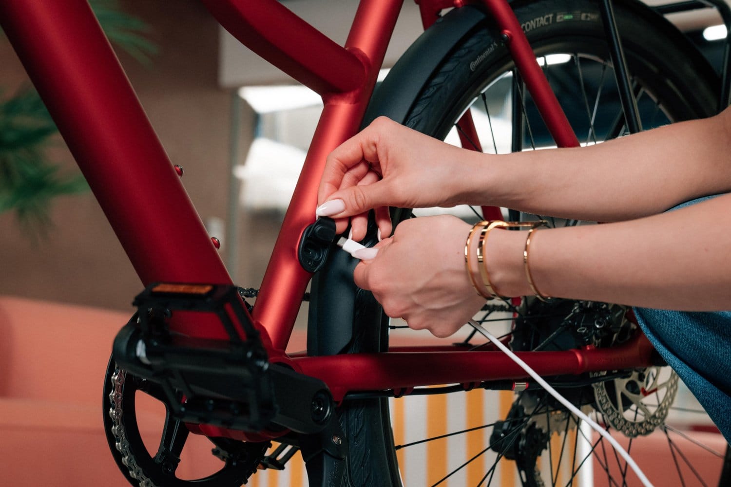 Vers un chargeur universel pour vélos électriques l'Europe face à la pression des ONG - en-velo-simone.fr - meilleur vélo électrique