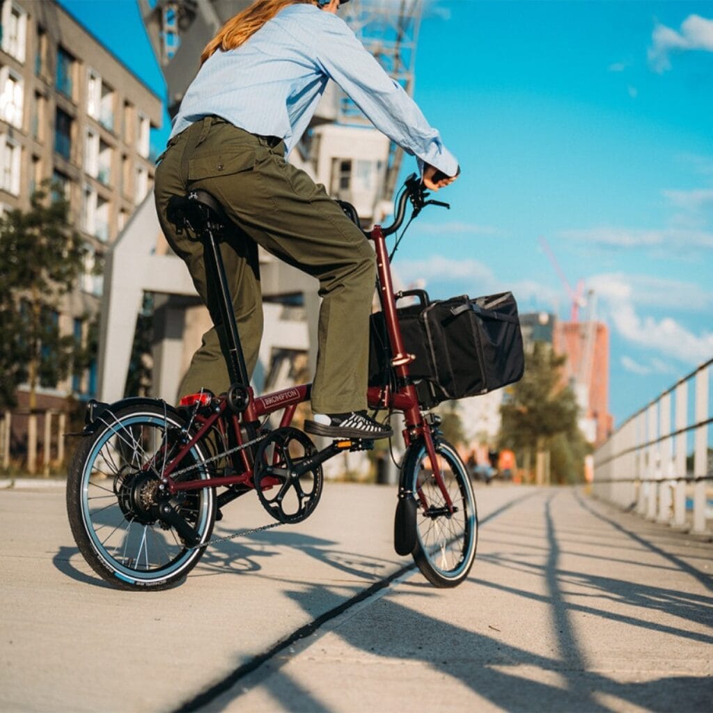 velo-pliant-electrique-brompton-electric-c-line-4-vitesses - meilleur vae pliant - en-velo-simone.fr