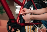 Vers un chargeur universel pour vélos électriques : l&rsquo;Europe face à la pression des ONG